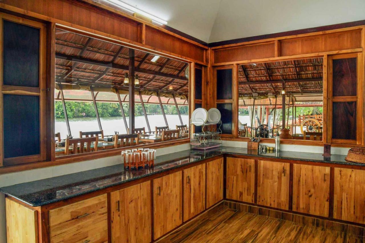 Stayvista At La Riva Heritage Villa With Bicycle Alappuzha Ngoại thất bức ảnh